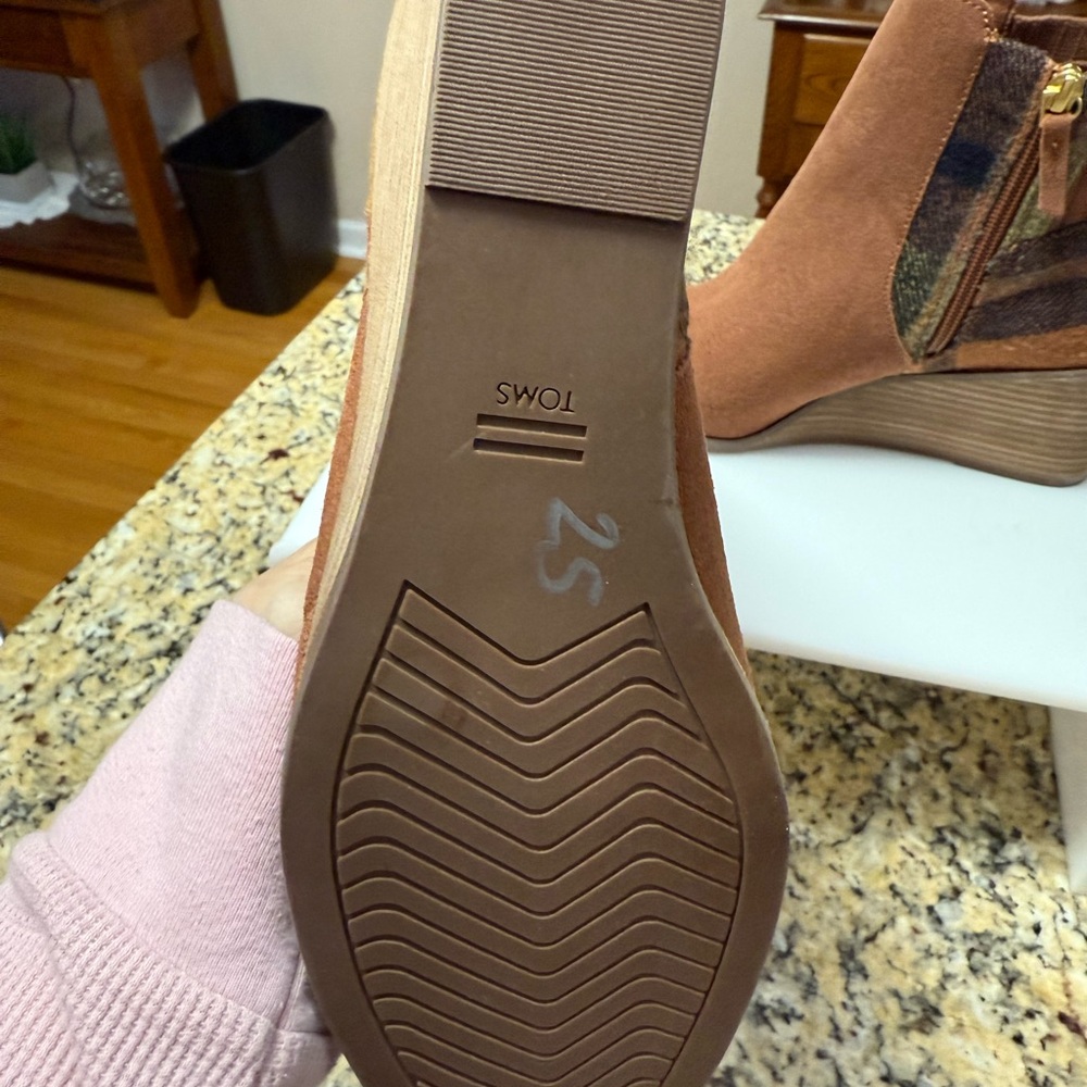 Chic Brown Ankle Booties with Patterned Accents - image 4